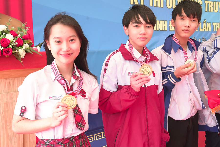Các học sinh đạt Huy chương Vàng tại kỳ thi.
