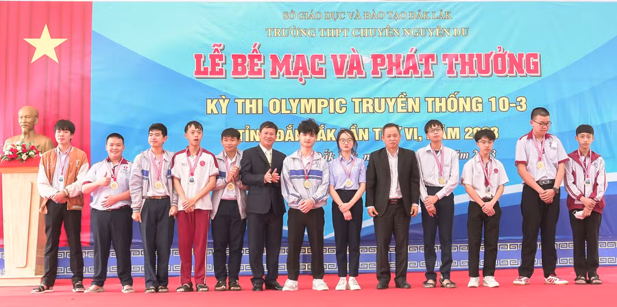 Ban tổ chức trao Huy chương Vàng cho các thí sinh.