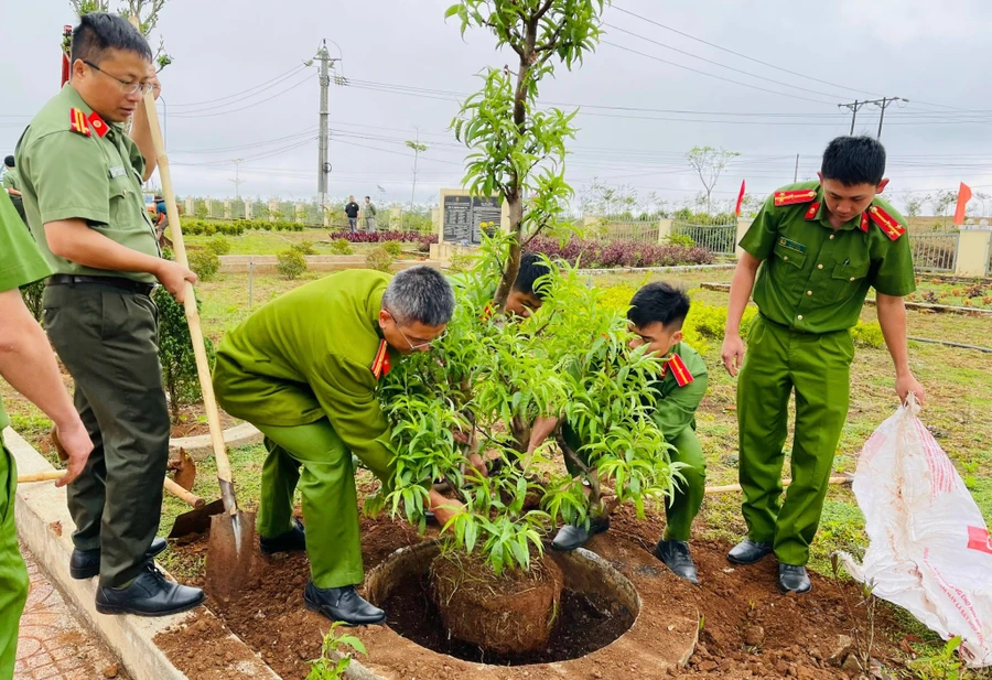 Lực lượng Công an thị xã Buôn Hồ hưởng ứng phong trào trồng cây năm 2023.