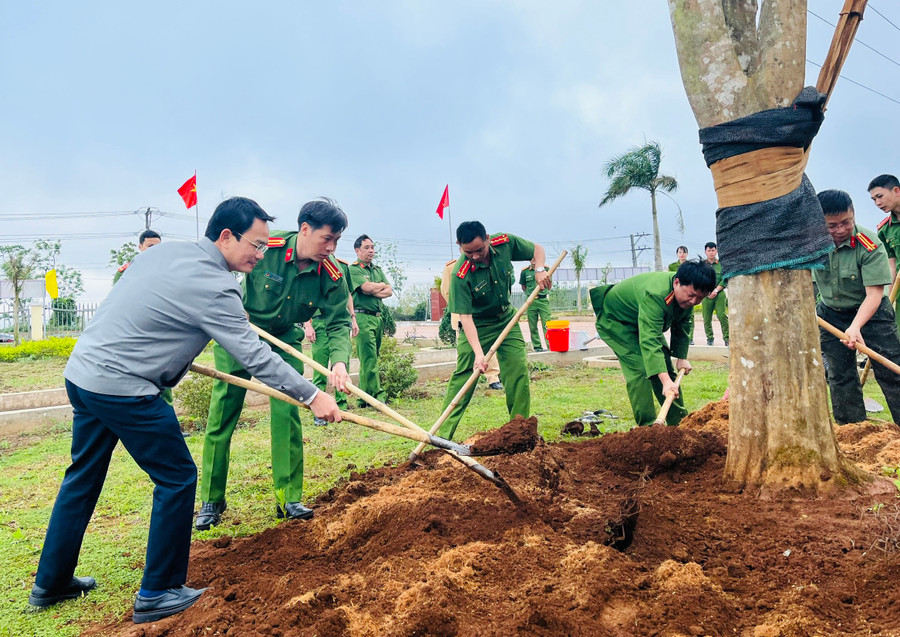 Ông Đặng Gia Duẩn (đầu tiên bên trái) tham gia trồng cây.