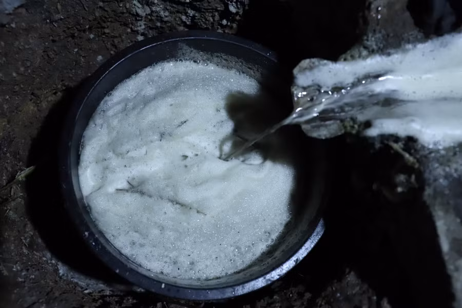 Nước mía sau khi ép, được lọc nhiều lần qua lưới. Sau khi nước đã trong và sạch căn mới đổ vào nồi để nấu tạo mật