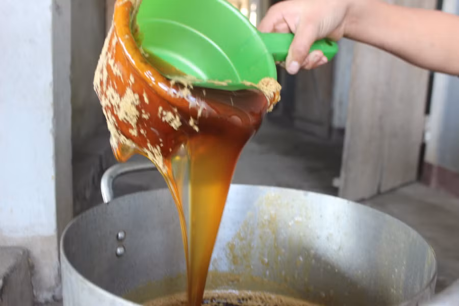 Sau gần 6h đun nấu kỹ lưỡng, nước mía sẽ chuyển sang sền sệt và có màu đỏ. Khi đó người thợ sẽ bắc nồi xuống, đổ vào chậu nhôm đặt trong thùng nước cho tản bớt nhiệt rồi đóng thành từng can nhựa hoặc vào chai