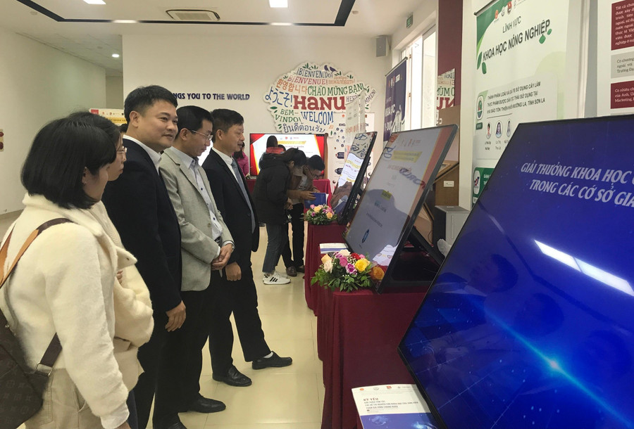 Triển lãm các công trình tham dự Giải thưởng được Trường ĐH Hà Nội tổ chức chu đáo. Triển lãm các công trình tham dự Giải thưởng được Trường ĐH Hà Nội tổ chức chu đáo.