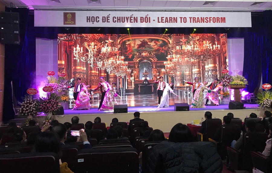 Chương trình văn nghệ vô cùng đặc sắc của các bạn sinh viên Trường ĐH Hà Nội. Chương trình văn nghệ vô cùng đặc sắc của các bạn sinh viên Trường ĐH Hà Nội.