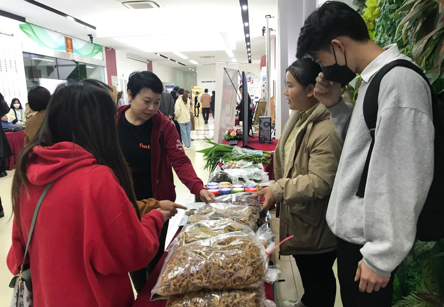 Sinh viên Trường ĐH Tây Bắc cũng giới thiệu sản vật địa phương. Sinh viên Trường ĐH Tây Bắc cũng giới thiệu sản vật địa phương.