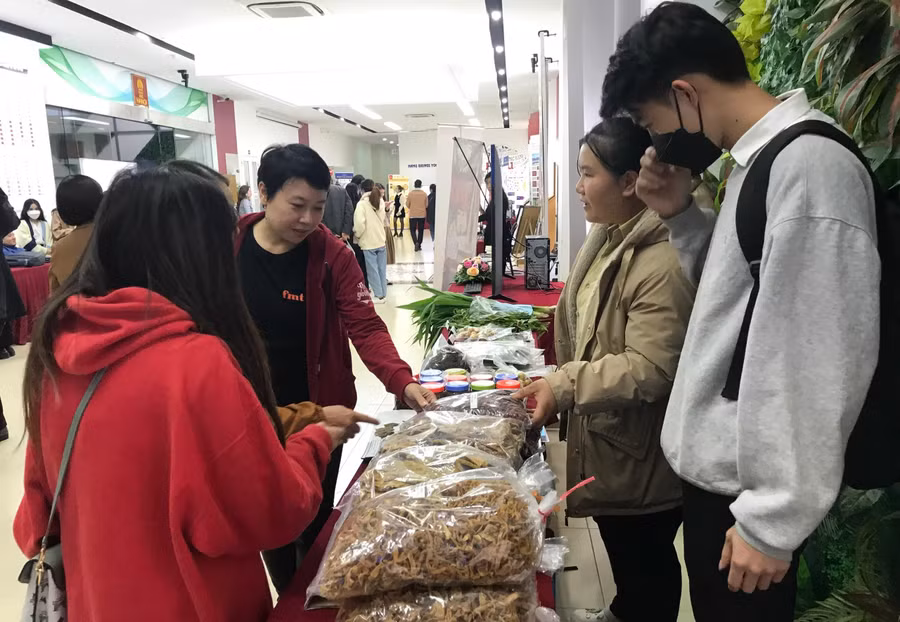 Sinh viên Trường ĐH Tây Bắc cũng giới thiệu sản vật địa phương.