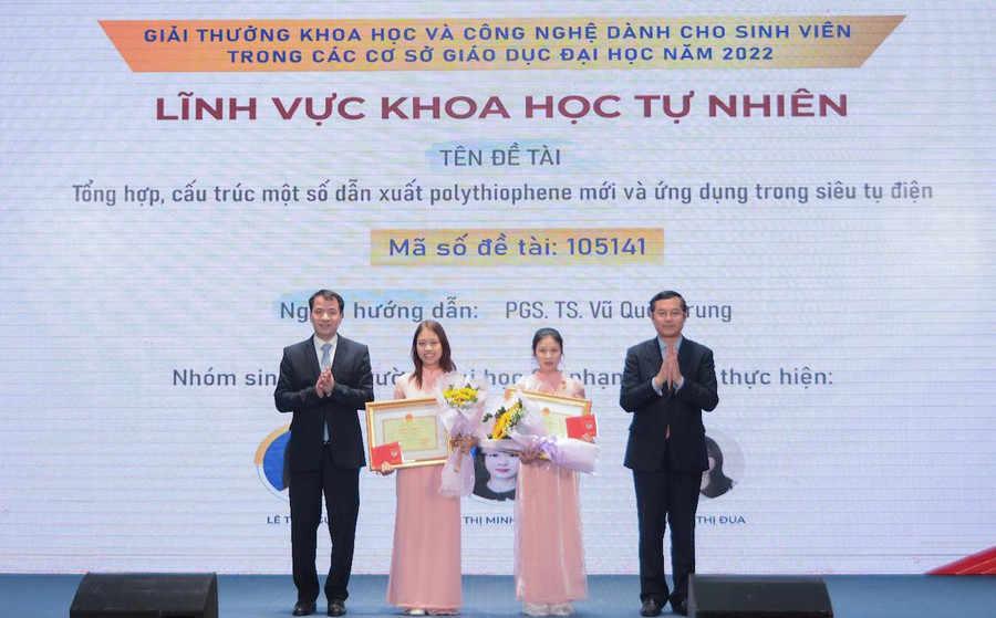 Thứ trưởng Nguyễn Văn Phúc trao giải cho các tác giả. Thứ trưởng Nguyễn Văn Phúc trao giải cho các tác giả.