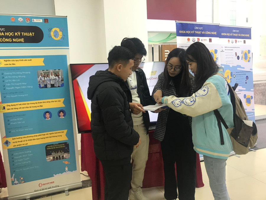 Sinh viên giao lưu, chia sẻ kinh nghiệm làm khoa học. Sinh viên giao lưu, chia sẻ kinh nghiệm làm khoa học.