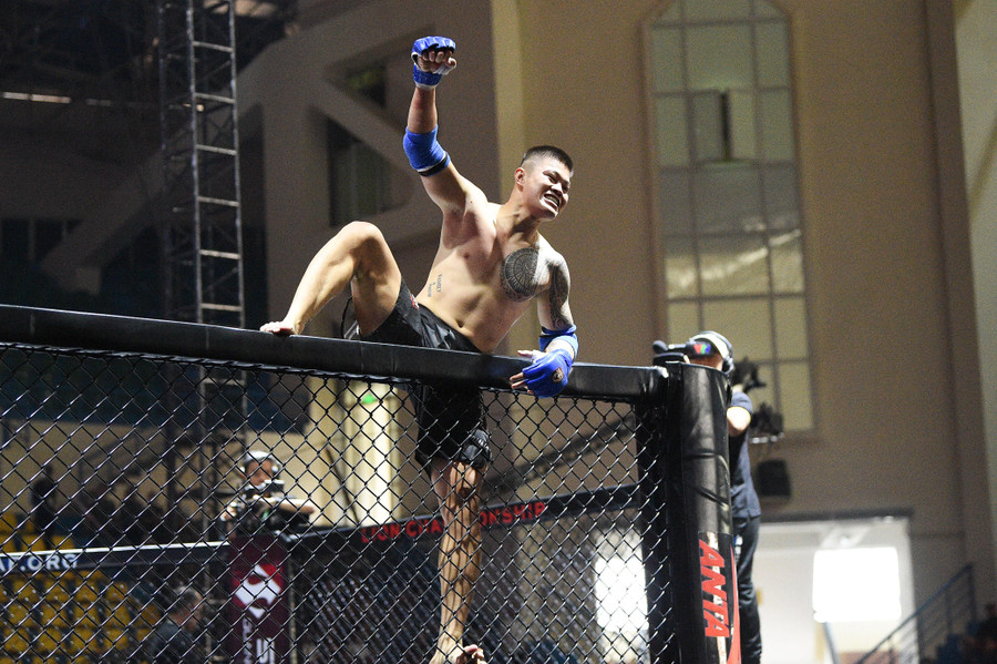 Lý Văn Huỳnh (xanh) hủy diệt Lưu Nhân Nghĩa ngay hiệp 1.