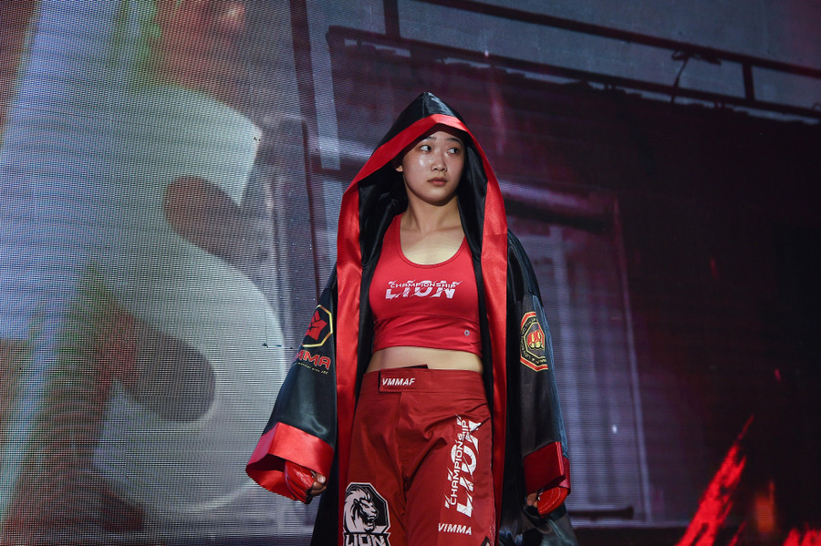 Đối thủ của Phạm Thị Nhung là võ sĩ Trần Thị Ngọc Ánh.