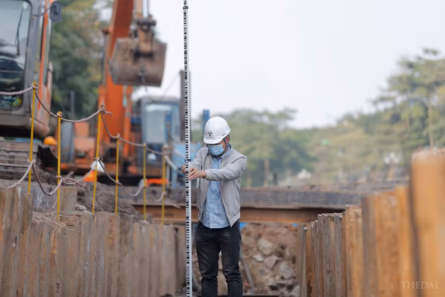 Cận cảnh hệ thống cống ngầm tách nước thải được lắp đặt trên sông Tô Lịch ảnh 9