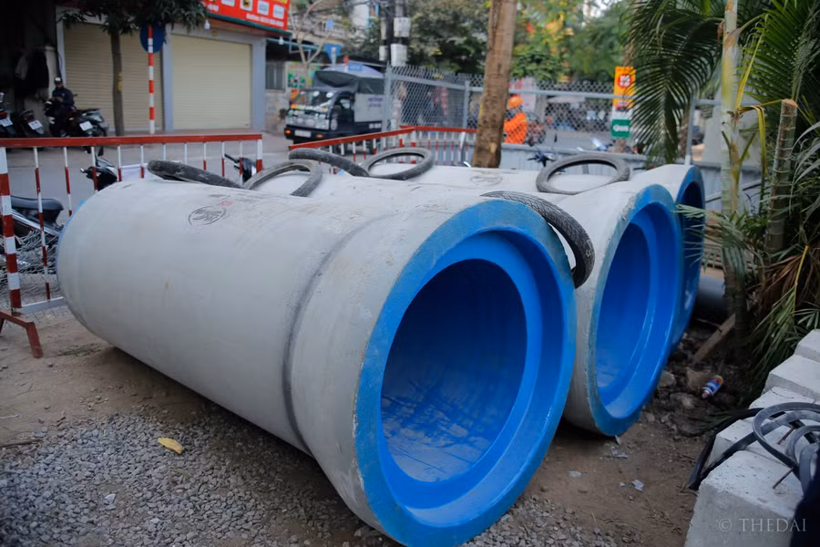 Cận cảnh hệ thống cống ngầm tách nước thải được lắp đặt trên sông Tô Lịch ảnh 2