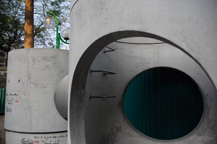 Đại diện đơn vị thi công cho biết: “Đây là đoạn ống mở, biện pháp thi công không có gì khác so với các công trình trước kia ở Việt Nam. Sau 2km, chúng tôi mới cho các hệ thống ống khoan kích ngầm ở bên dưới, dài khoảng 6,5km."