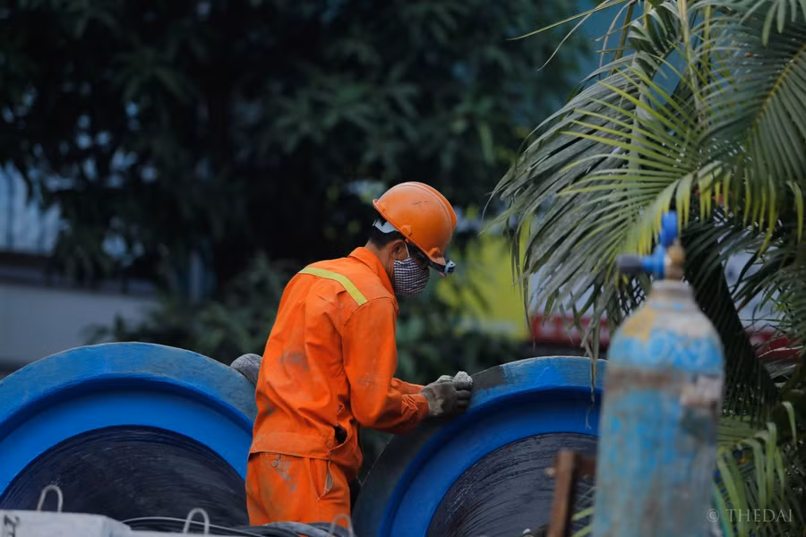 Cận cảnh hệ thống cống ngầm tách nước thải được lắp đặt trên sông Tô Lịch ảnh 8