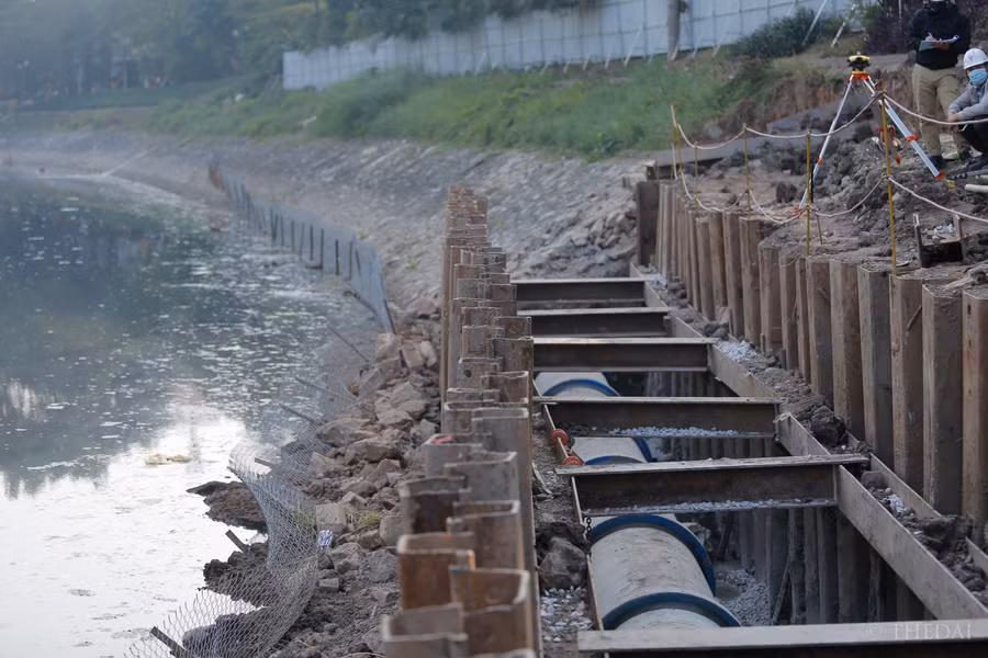 Cận cảnh hệ thống cống ngầm tách nước thải được lắp đặt trên sông Tô Lịch ảnh 5