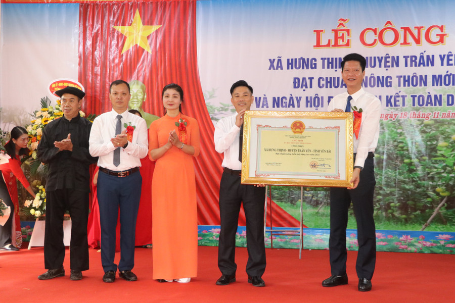 Nhờ những quyết sách đúng đắn, xã Hưng Thịnh đã được nhận cờ thi đua của Thủ tướng Chính phủ vào năm 2022. Nhờ những quyết sách đúng đắn, xã Hưng Thịnh đã được nhận cờ thi đua của Thủ tướng Chính phủ vào năm 2022.