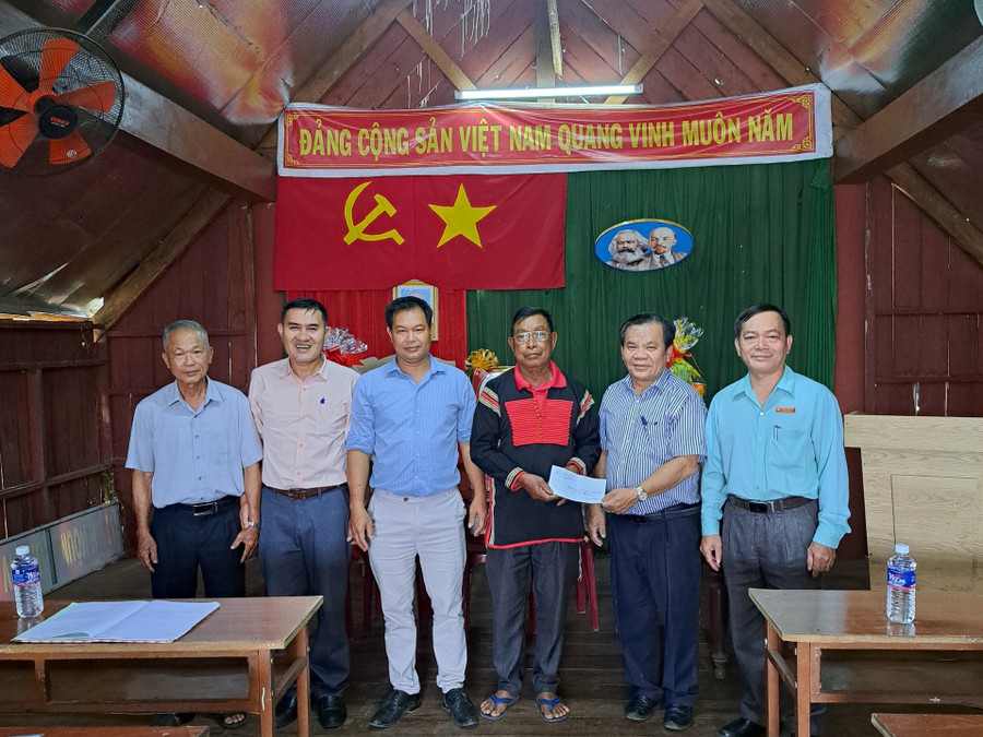 Trường THPT Lê Duẩn tặng quà cho người nghèo buôn Ê rang kết nghĩa với nhà trường. Trường THPT Lê Duẩn tặng quà cho người nghèo buôn Ê rang kết nghĩa với nhà trường.