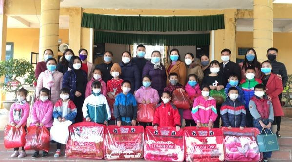 Học sinh Trường Tiểu học Năng Khả (Na Hang, Tuyên Quang) được thầy, cô “đi Tết”. Ảnh: NVCC Học sinh Trường Tiểu học Năng Khả (Na Hang, Tuyên Quang) được thầy, cô “đi Tết”. Ảnh: NVCC