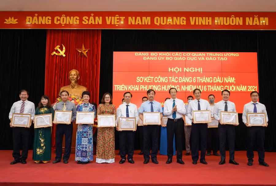 Các tập thể, cá nhân được vinh danh khen thưởng