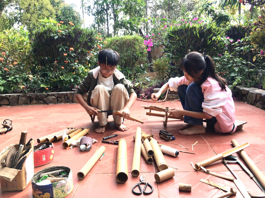 Các em học sinh THCS tại TP Buôn Ma Thuột nghiên cứu, chế tạo các nhạc cụ dân tộc nhằm giữ gìn nét đẹp văn hoá truyền thống. Các em học sinh THCS tại TP Buôn Ma Thuột nghiên cứu, chế tạo các nhạc cụ dân tộc nhằm giữ gìn nét đẹp văn hoá truyền thống.