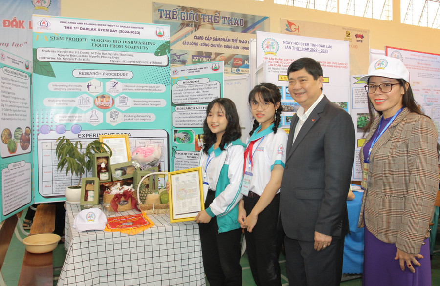 Một sản phẩm STEM được trình bày bằng song ngữ. Một sản phẩm STEM được trình bày bằng song ngữ.