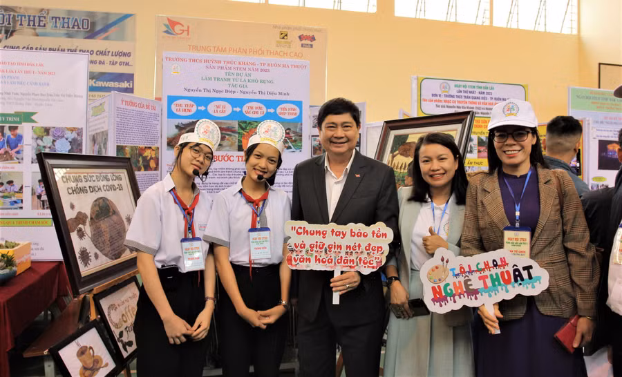 Các em học sinh tham gia Ngày hội chụp hình lưu niệm với Giám đốc Sở GD&ĐT. 