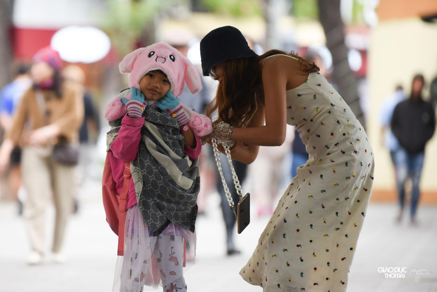 Do thời tiết lạnh đột ngột nhiều người phụ huynh đã lấy cả khăn để trùm lên người con em mình để tránh lạnh. Do thời tiết lạnh đột ngột nhiều người phụ huynh đã lấy cả khăn để trùm lên người con em mình để tránh lạnh.