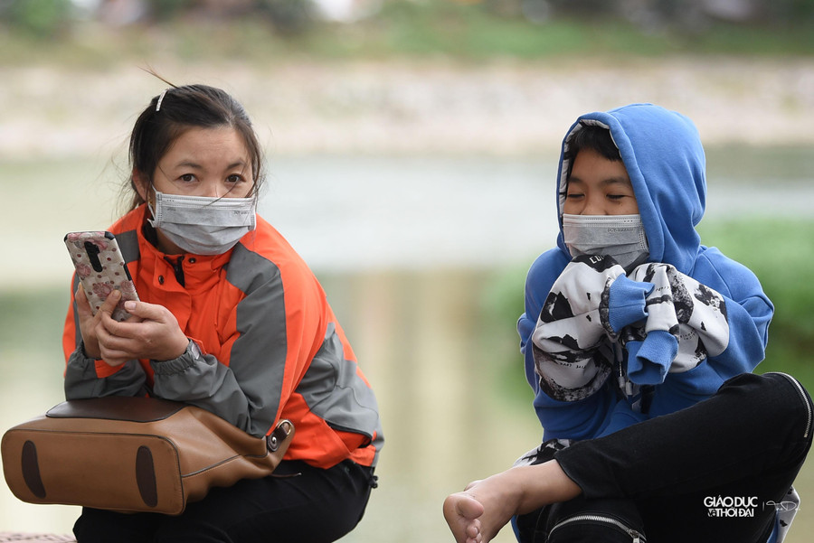 Trời rét, sáng sớm nay, nhiệt độ giảm xuống 14 độ C. Trời rét, sáng sớm nay, nhiệt độ giảm xuống 14 độ C.