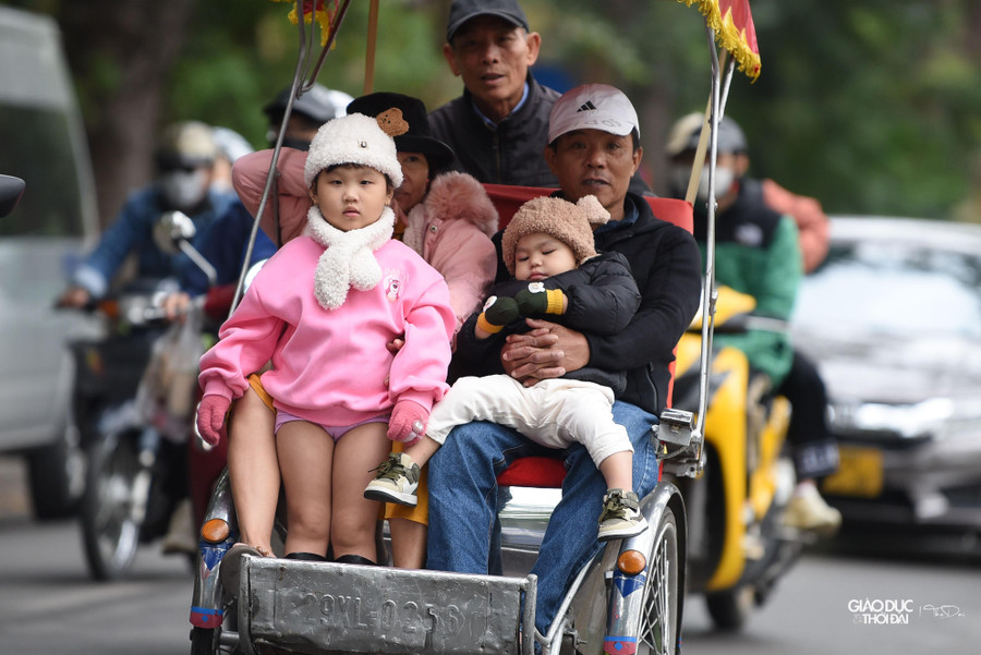 Nhiều khách du lịch đến Hà Nội trong ngày hôm nay đã trang bị khăn, mũ cho con em mình. Nhiều khách du lịch đến Hà Nội trong ngày hôm nay đã trang bị khăn, mũ cho con em mình.