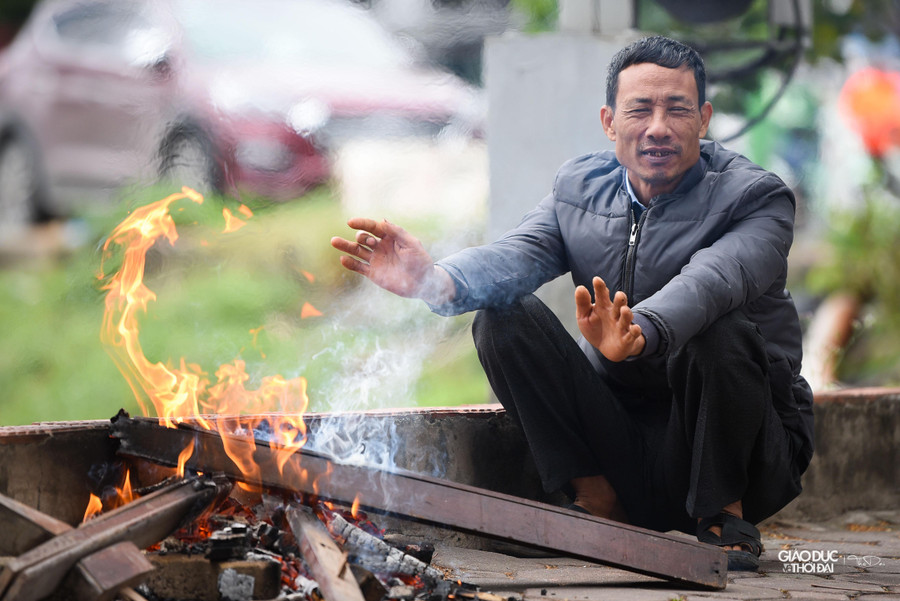 Một số nơi, người dân lao động đã đốt lửa để sưởi ấm. Một số nơi, người dân lao động đã đốt lửa để sưởi ấm.