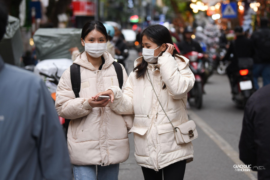 Nhiều người dân khi ra đường, học sinh đến trường đã phải mặc áo bông, áo khoác để giữ ấm cơ thể khi trời gió rét. Nhiều người dân khi ra đường, học sinh đến trường đã phải mặc áo bông, áo khoác để giữ ấm cơ thể khi trời gió rét.