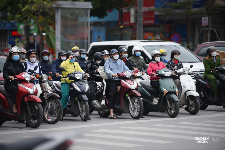 Trong sáng 1/12, trên nhiều tuyến phố, người dân phải trang bị áo ấm, áo mưa… khi ra đường. Trong sáng 1/12, trên nhiều tuyến phố, người dân phải trang bị áo ấm, áo mưa… khi ra đường.