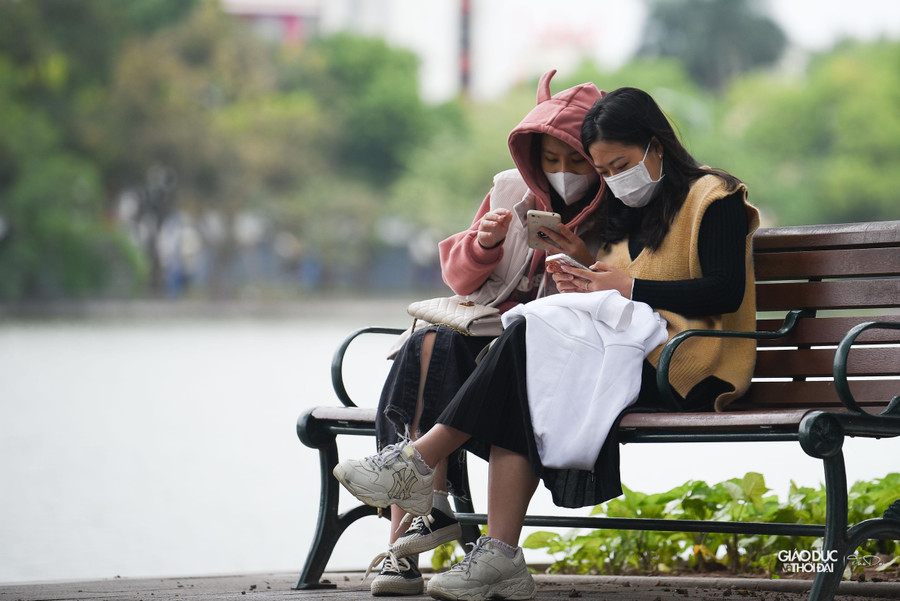 Đa số người dân đều chọn việc ngồi trong nhà để giữ ấm, khu vực vỉa hè tại các quán cà phê vắng vẻ so với hàng ngày. Đa số người dân đều chọn việc ngồi trong nhà để giữ ấm, khu vực vỉa hè tại các quán cà phê vắng vẻ so với hàng ngày.