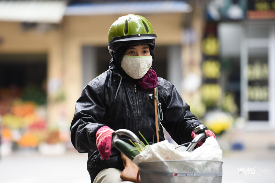 Không khí lạnh kèm theo mưa khiến trời trở rét sâu, người dân ra đường phải mặc áo bông, áo khoác giữ ấm cơ thể. Không khí lạnh kèm theo mưa khiến trời trở rét sâu, người dân ra đường phải mặc áo bông, áo khoác giữ ấm cơ thể.