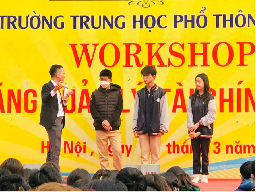 Học sinh trường THPT Lê Lợi (Quận Hà Đông) thực hành bài tập kỹ năng quản lý tài chính cá nhân ngay tại talk show. Học sinh trường THPT Lê Lợi (Quận Hà Đông) thực hành bài tập kỹ năng quản lý tài chính cá nhân ngay tại talk show.