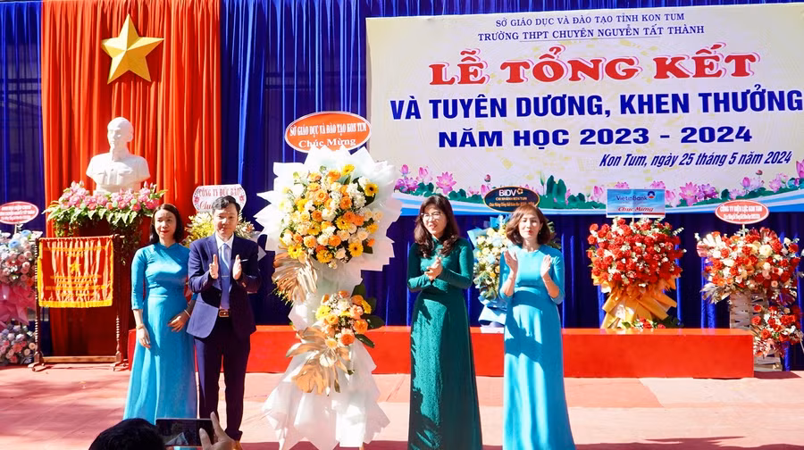 Lãnh đạo Sở GD&ĐT tặng hoa và chúc mừng những kết quả mà thầy và trò của Trường THPT chuyên Nguyễn Tất Thành đạt được trong năm học 2023-2024.