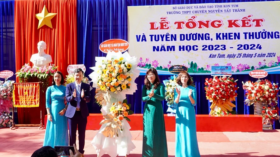 Lãnh đạo Sở GD&ĐT tặng hoa và chúc mừng những kết quả mà thầy và trò của Trường THPT chuyên Nguyễn Tất Thành đạt được trong năm học 2023-2024.