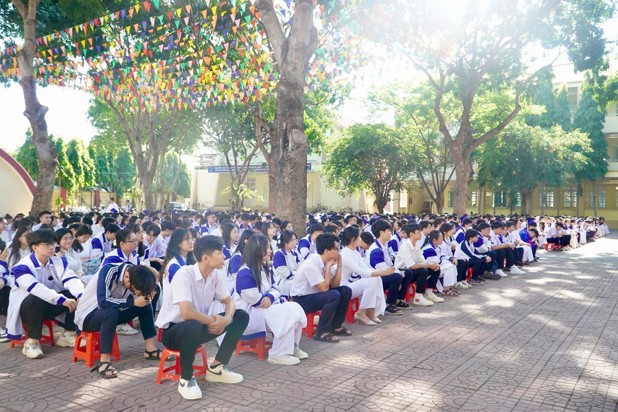 Học sinh Trường THPT chuyên Nguyễn Tất Thành dự lễ tổng kết.