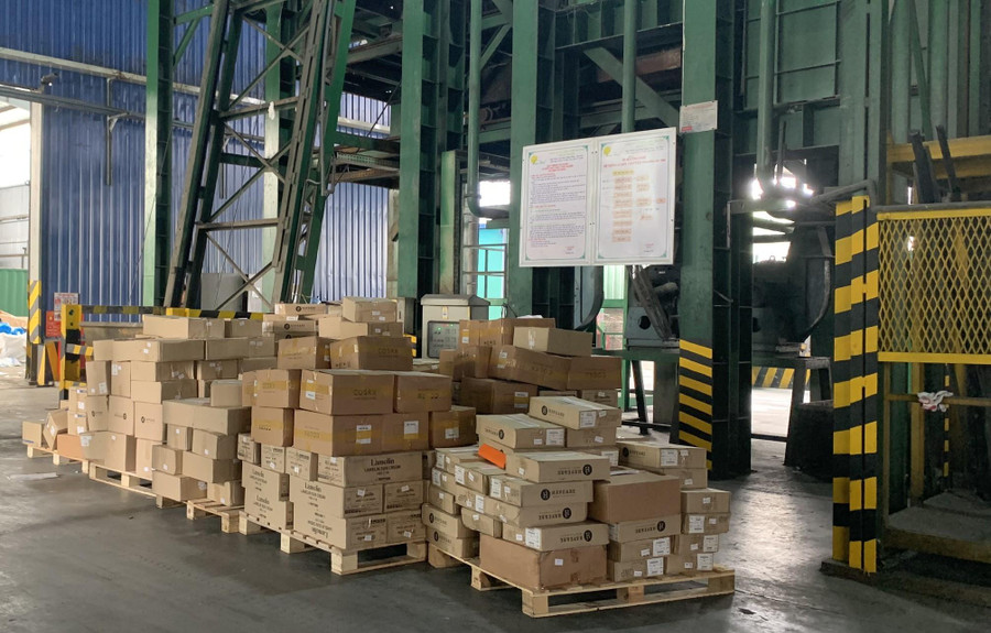 Lô hàng tiêu huỷ có tổng trị giá gần 4 tỷ đồng. Lô hàng tiêu huỷ có tổng trị giá gần 4 tỷ đồng.