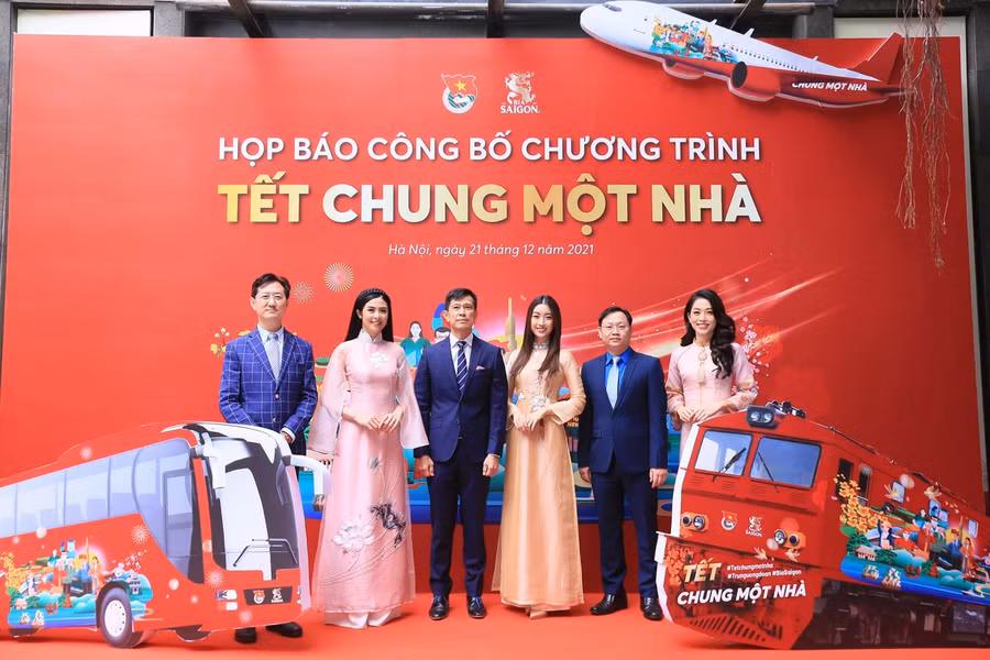 Đại sứ cùng ban tổ chức tại buổi họp báo.