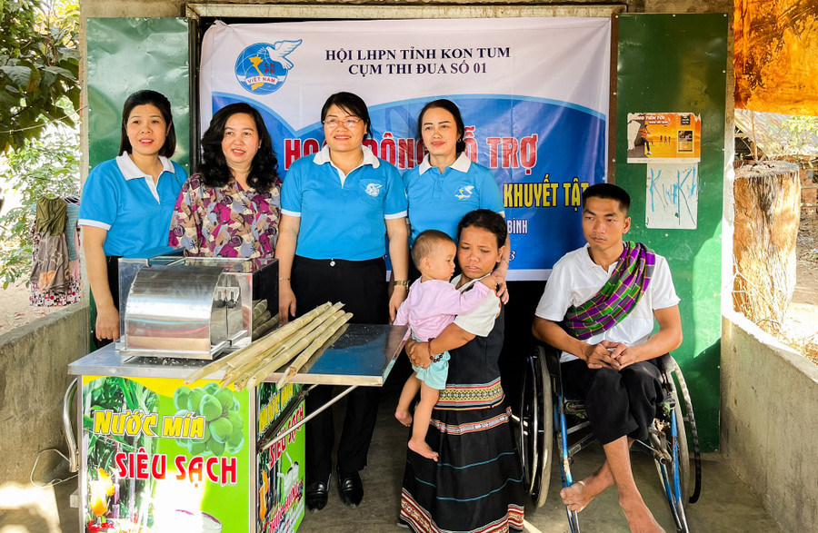 Hội Liên hiệp Phụ nữ hỗ trợ xe bán nước mía để chị Y Khot buôn bán, ổn định cuộc sống. Hội Liên hiệp Phụ nữ hỗ trợ xe bán nước mía để chị Y Khot buôn bán, ổn định cuộc sống.
