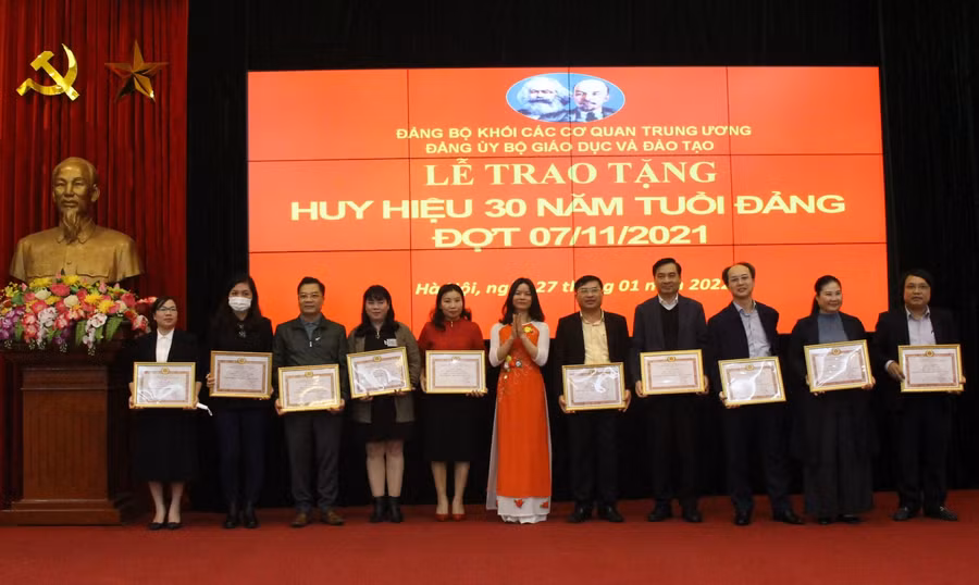 Đồng chí Vũ Thị Hạnh - Phó Bí thư Thường trực Đảng uỷ Bộ GD&amp;ĐT trao Giấy khen cho các cá nhân hoàn thành xuất sắc nhiệm vụ năm 2021