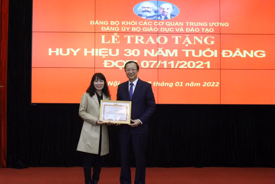 Đồng chí Phạm Ngọc Thưởng - Bí thư Đảng uỷ trao Giấy khen cho đảng viên hoàn thành xuất sắc nhiệm vụ 5 năm liền