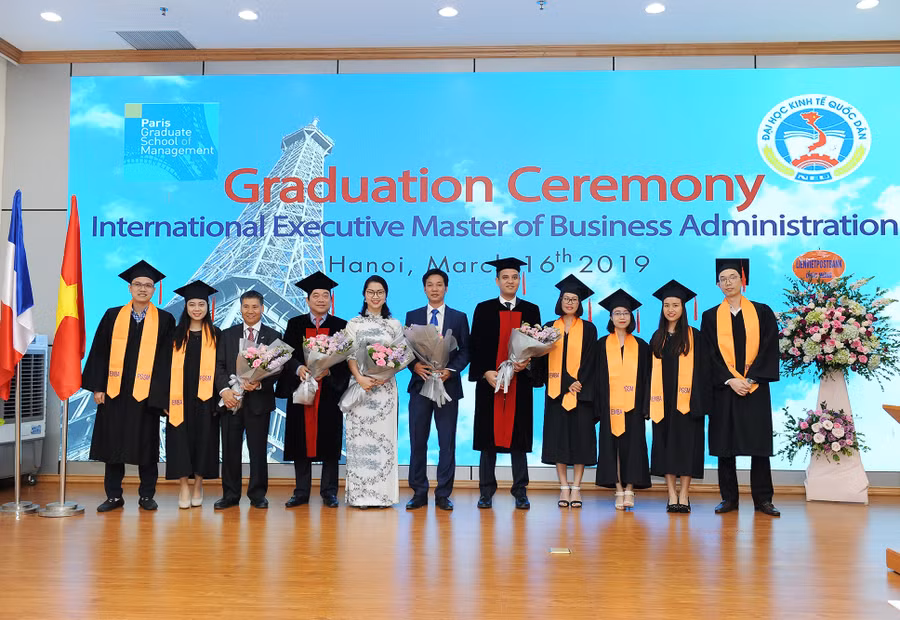 Lãnh đạo Trường KTQD và PGSM nhận hoa chúc mừng từ tân thạc sĩ