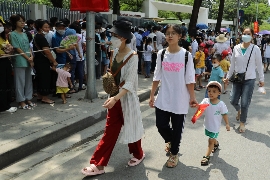 Đây cũng là dịp để các thế hệ trong gia đình cùng ôn lại truyền thống lịch sử dân tộc và nhắc nhở con cháu về tấm gương vì dân, vì nước của Bác Hồ kính yêu.