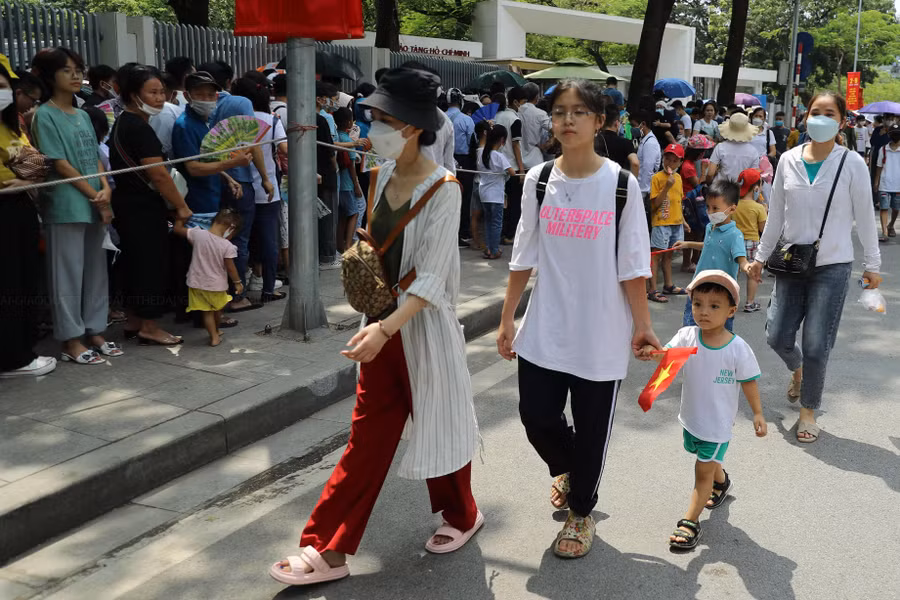 Đây cũng là dịp để các thế hệ trong gia đình cùng ôn lại truyền thống lịch sử dân tộc và nhắc nhở con cháu về tấm gương vì dân, vì nước của Bác Hồ kính yêu.