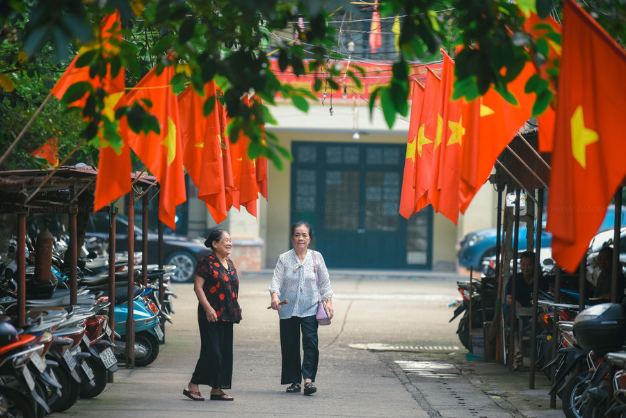 Sáng nay (2/9), trong khoảnh khắc thiêng liêng của ngày Quốc khánh, từng con đường, ngõ hẻm của Thủ đô trở nên thật bình yên và đặc biệt.