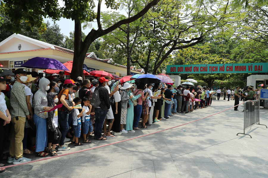 Mọi người xếp hàng trật tự theo sự hướng dẫn của Ban Quản lý Lăng Chủ tịch Hồ Chí Minh.