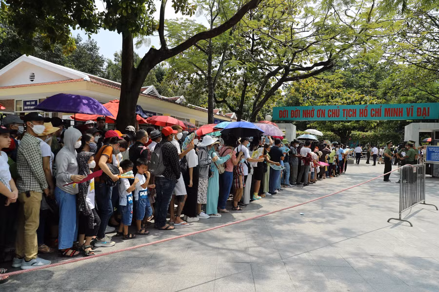 Mọi người xếp hàng trật tự theo sự hướng dẫn của Ban Quản lý Lăng Chủ tịch Hồ Chí Minh.