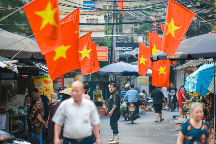 Những con ngõ nhỏ rợp cờ hoa.